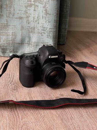 Камера Canon с объективом 50mm