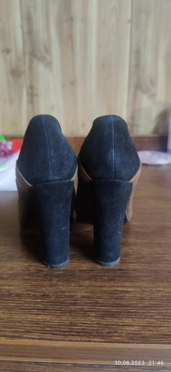 Продам женские ботинки