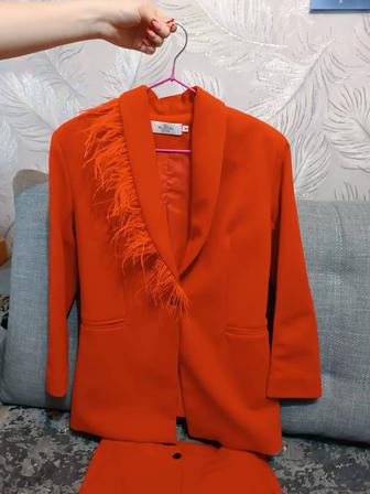 Продам женский брючный костюм