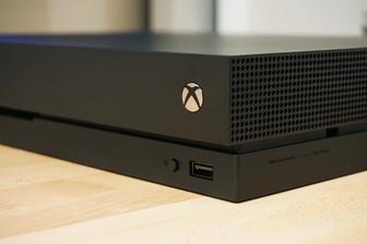 Xbox one x 1 tb 1 джойстик