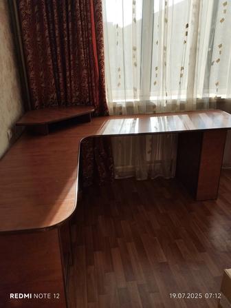 Шкаф и компьютерный стол продам. Самовывоз