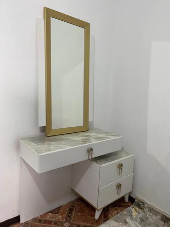 Туалетный столик и Зеркало