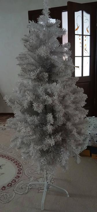 Елка с игрушками