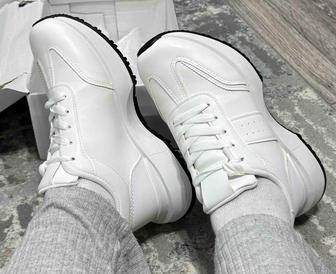 Кроссовка белая