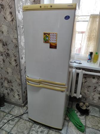 Продам холодильник Самсунг.