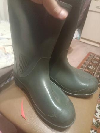 Резиновые сапоги новый продаю