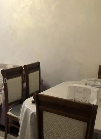 Стол и стулья