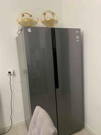 Срочно продам двух камерный холодильник