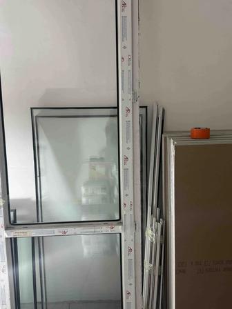 Пластиковая перегородка с дверью