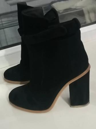 Продам две пары ботильонов