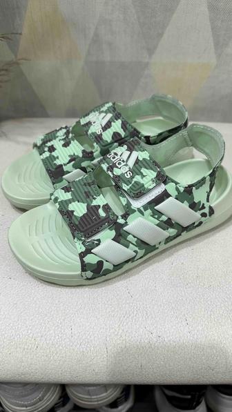 Продам новые сандали Adidas