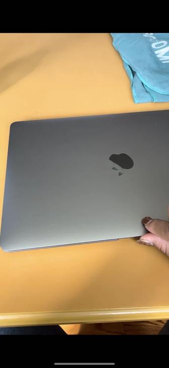 Продам MacBook Air 2019