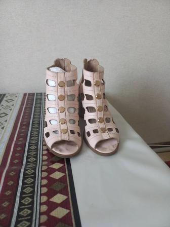 Кожаные босоножки