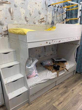 Двухярусная кровать