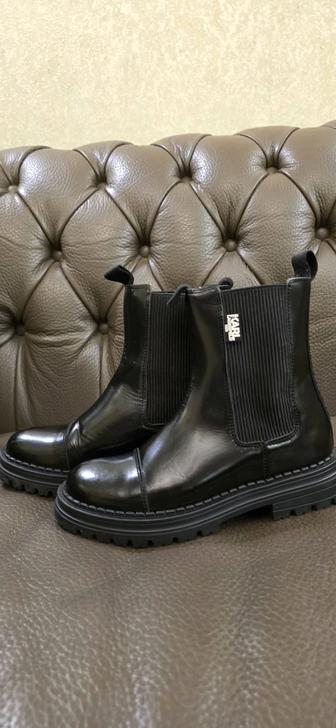 Продам детские демисезонные сапожки оригинал Karl Lagerfeld. Размер 33