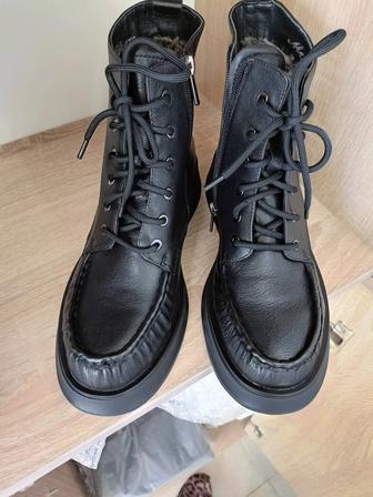 Продам женские зимние ботинки
