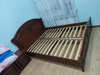 Двухспальная кровать с тумбами