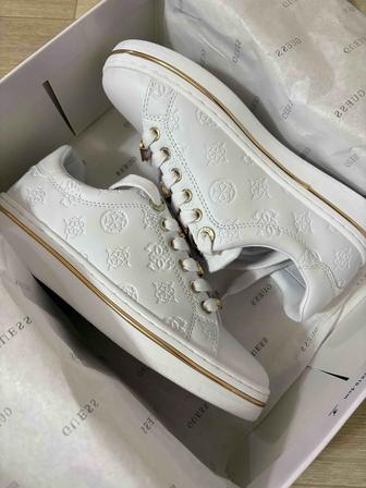 Кроссовки Бренда guess