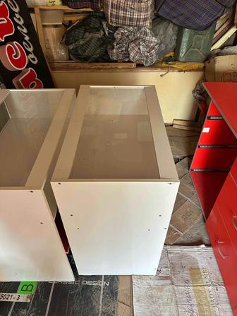 Продам столы- тумбы с верхним стеклом.