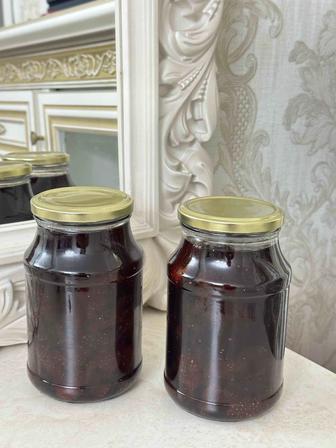 Банка свежей клубники