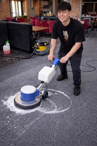 Профессиональная химчистка ковролина на профессиональном оборудовании