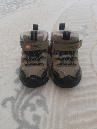 Продам детские кроссовки на флисе