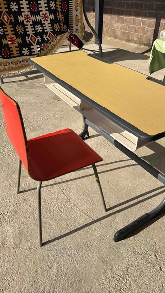 Парта со стульями