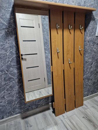 Вешалка настенная в прихожую с зеркалом продается