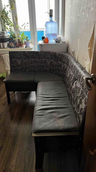 Продам угловой диван на кухню