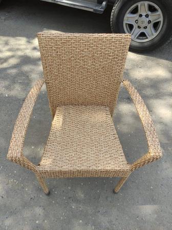 Стулья из искусственного ротанга