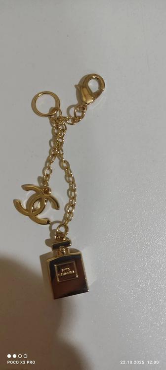 Брелок от Chanel на сумку