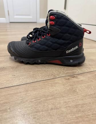 Продам зимние кроссовки фирмы Reebok