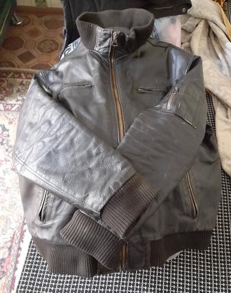Срочно. Кожаный,мужской, модный, черный бомбер,48-50р.Италия