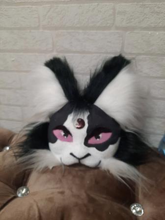 Чёрно-белая маска с розовыми глазами