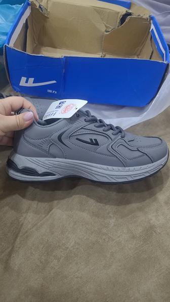 Кроссовки темно серые