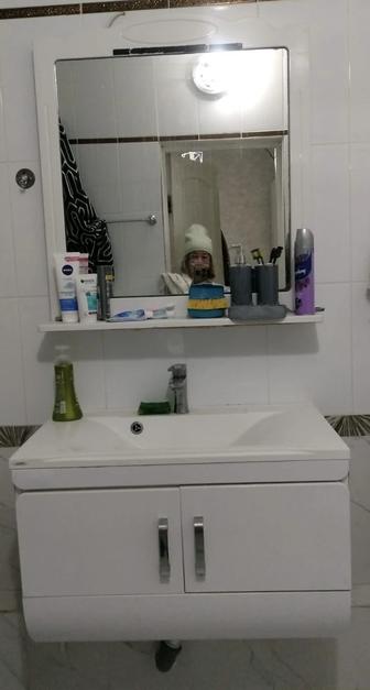 Тумба с раковиной и зеркало