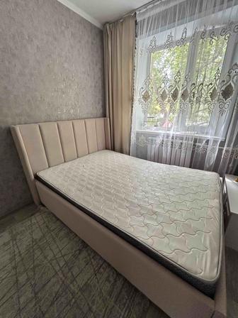 Продам Кровать двуспальная, 140x200 см (с матрасом, бежевый .почти новый це