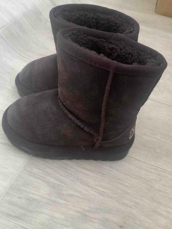 Продам Уги детские натуралка зима теплые есть торг небольшой