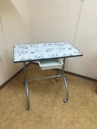 Маникюрный стол