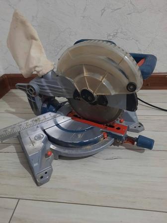 Продам торцовочную пилу Бош