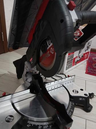 Продам торцовочную пилу Зубр