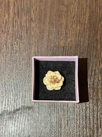 Женское кольцо из эмали с перламутровым оттенком