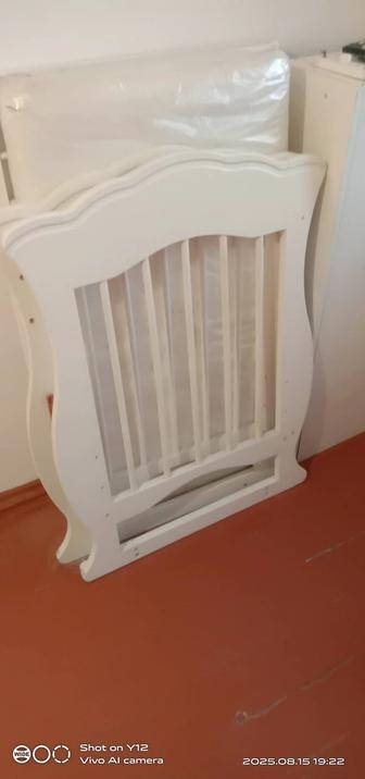 Продам кроватку с матрасом