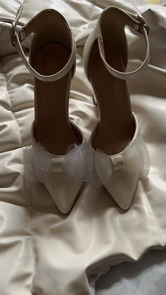 Белые туфли