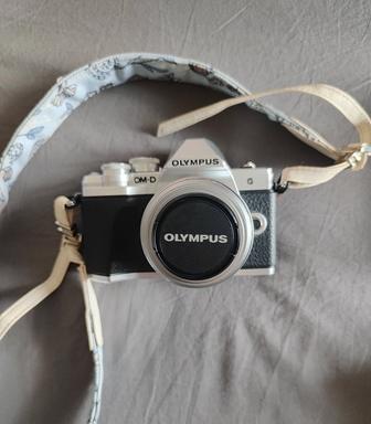 Камера Olympus OM-D E-M10 Mark III и набор всего к ней