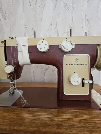 Продам швейную машинку Чайка 142М (электрическая и ножная)