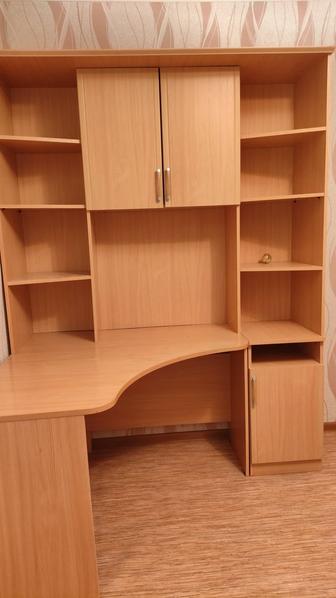 Продам школьный стол и шкаф