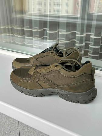 Новые кожаные кроссовки