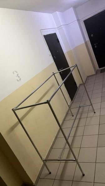 Вешалка, рейл, идеально для брюк или детских вещей.