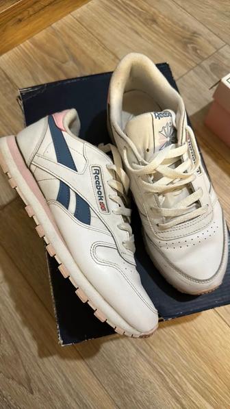 Кроссовки женские